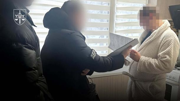 Ексрегіонала Юрія Іванющенка оголосили в розшук за махінації із землею на 160 млн Працівник ДБР і підозрюваний