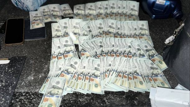 Понад 1,1 млн євро агресору: директора київського підприємства затримано Вилучені кошти під час затримання офіцера, який за 10 000 доларів пропонував зняти статус «Розшук» із бази «Оберіг»