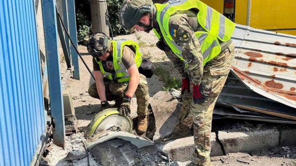 Заступника начальника штабу ВЧ на Київщині викрили на хабарі 9000 доларів Вибухотехніки поліції Києва вилучають уламки та бойову частину ракети «С-400» на підприємстві у Дарницькому районі після обстрілу