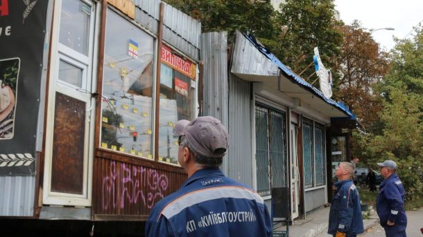 У Києві російська ракета зруйнувала будинок капелана з Мелітополя: троє дітей дивом врятувалися Комунальники прибирають кіоски з вулиці