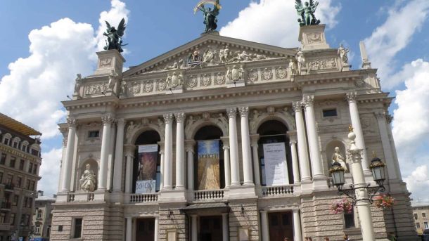 У музеї Майдану вперше показали «Отруту» про вибори 2004 року Фасад Львівського національного театру опери та балету імені Соломії Крушельницької з колонами і скульптурами