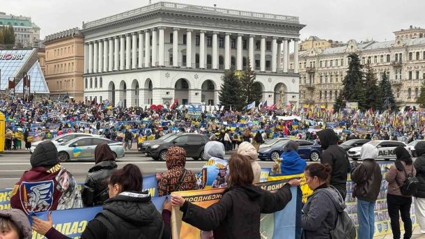 Тисячовесна: у Києві презентують дослідження Gradus 21 квітня Десятки людей тримають прапори з фотографіями зниклих безвісти бійців