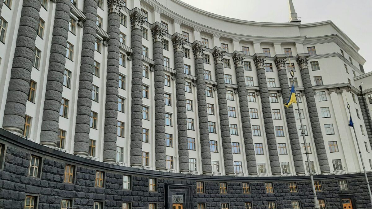 Кабмін затвердив виплати по 15 млн грн родинам загиблих добровольців Будівля Кабінету міністрів України