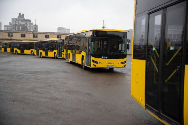 Експерти пропонують відновити рух електротранспорту Автобуси їдуть один за одним в Києві