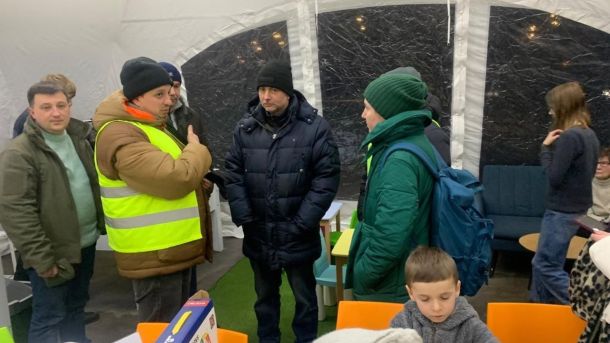 Київська дитяча залізниця перейшла на цілорічний режим роботи Люди в пункті незламності, серед яких маленький хлопчик