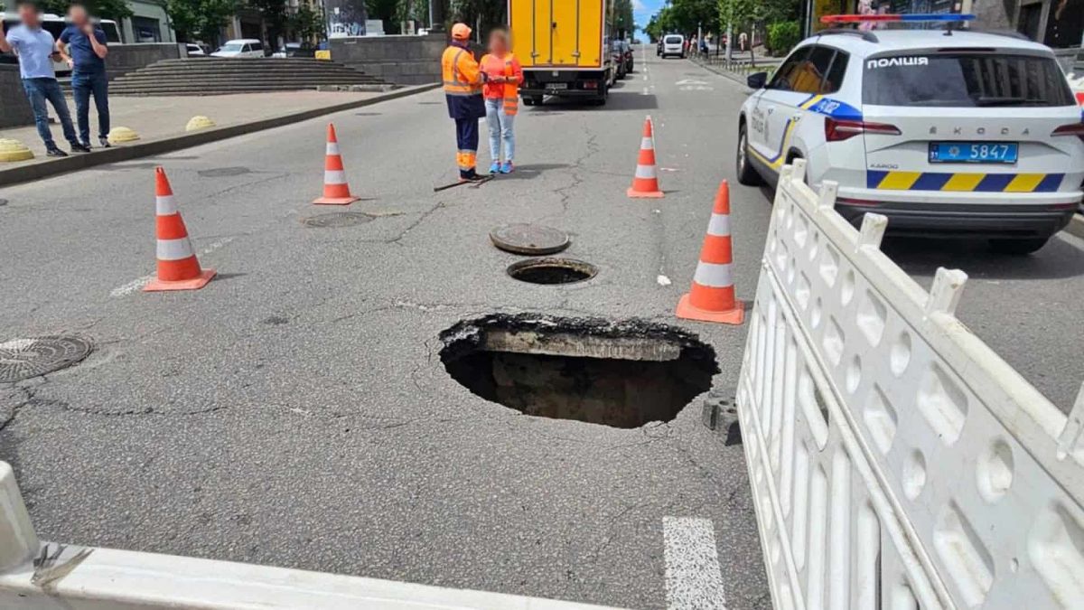 Провалля дороги в Києві: рух ускладнено на двох ділянках Провалля дорожнього покриття на бульварі Тараса Шевченка та перехресті Грушевського і Князів Острозьких у Києві