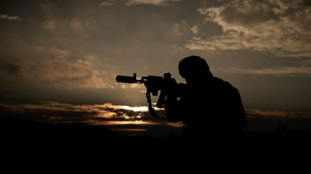У Києві світло вимикатимуть до 16,5 годин на добу: нові графіки ДТЕК український військовий з автоматом
