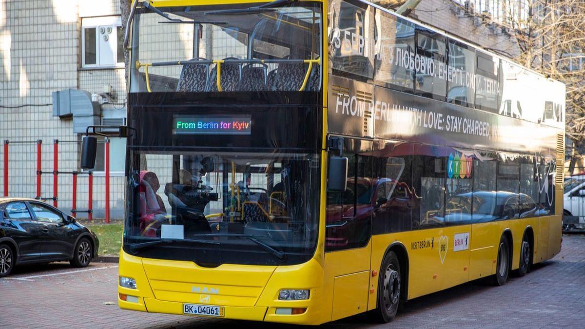 Автобуси є, водіїв нема: Київ не може запустити гуманітарний транспорт Двоповерховий автобус, переданий Берліном