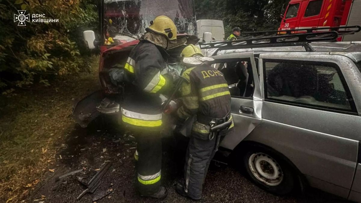 Київщина: у ДТП із маршруткою загинула 1 людина та постраждали ще четверо Рятувальники намагаються дістати людину з пошкодженого автомобіля