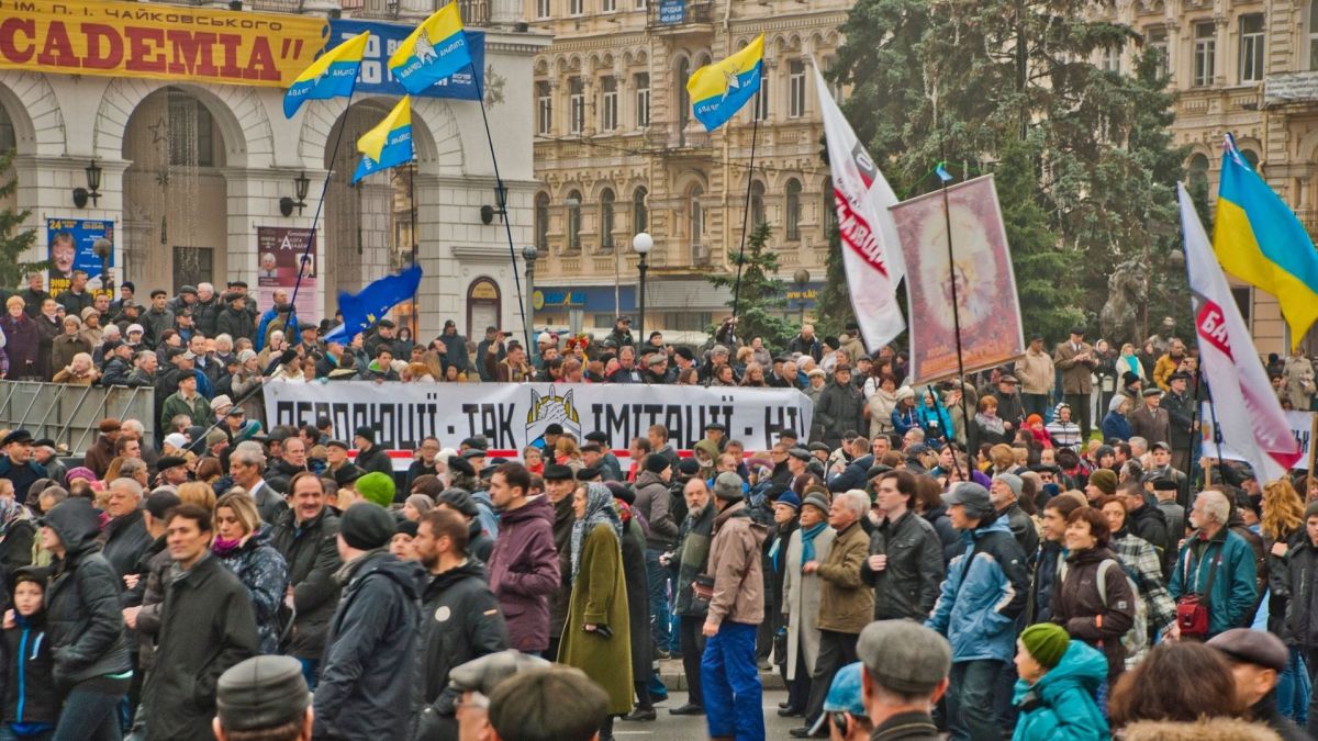 У суботу в Києві проведуть безкоштовну екскурсію «Місцями Революції Гідності» Мітинг у центрі Києва з банером «Люстрації — так, імітації — ні!» та прапорами