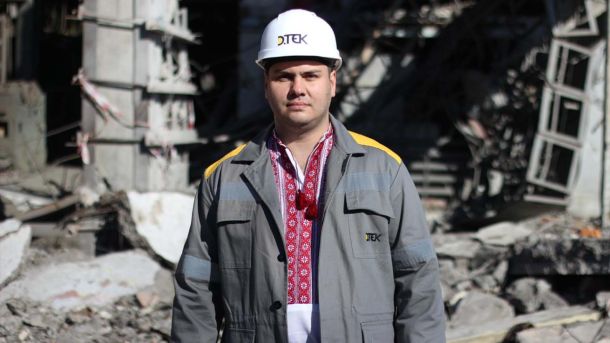 Укрзалізниця додає вагони до Кишинева через обстріл траси Одеса-Рені Працівник ДТЕК у вишиванці та касці на тлі зруйнованого російським ударом енергетичного об'єкта