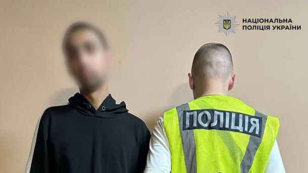 У Києві судитимуть «ворожок»: ошукали родини загиблих воїнів Затриманий 19-річний підозрюваний поруч із поліцейським у жилеті з написом ПОЛІЦІЯ