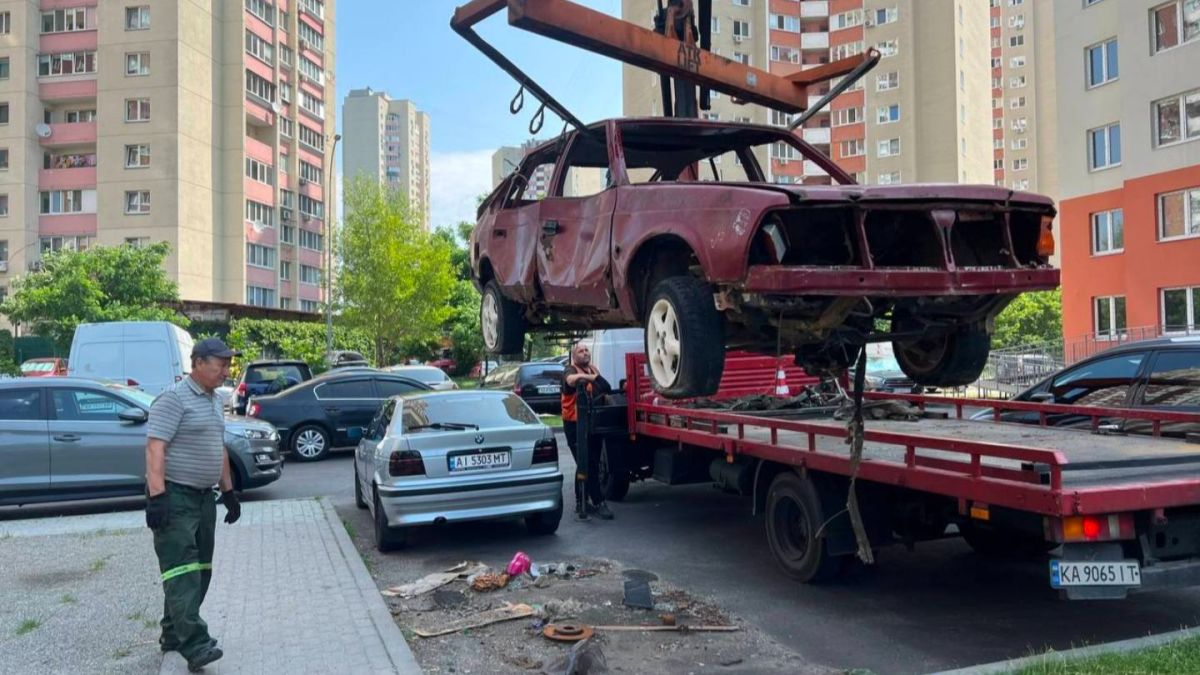 КМВА очистить район від мотлоху на колесах: стартувала евакуація машин КМВА очистить район від мотлоху на колесах: стартувала евакуація машин