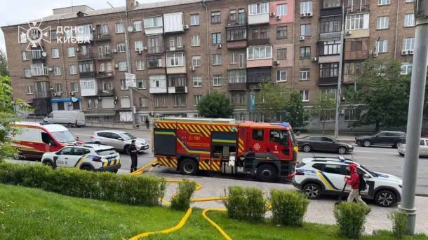 Пожежа на Лесі Українки: горів 10-й поверх, людину врятували Пожежна машина та поліцейські автомобілі на бульварі Лесі Українки у Печерському районі Києва під час гасіння пожежі у житловому будинку