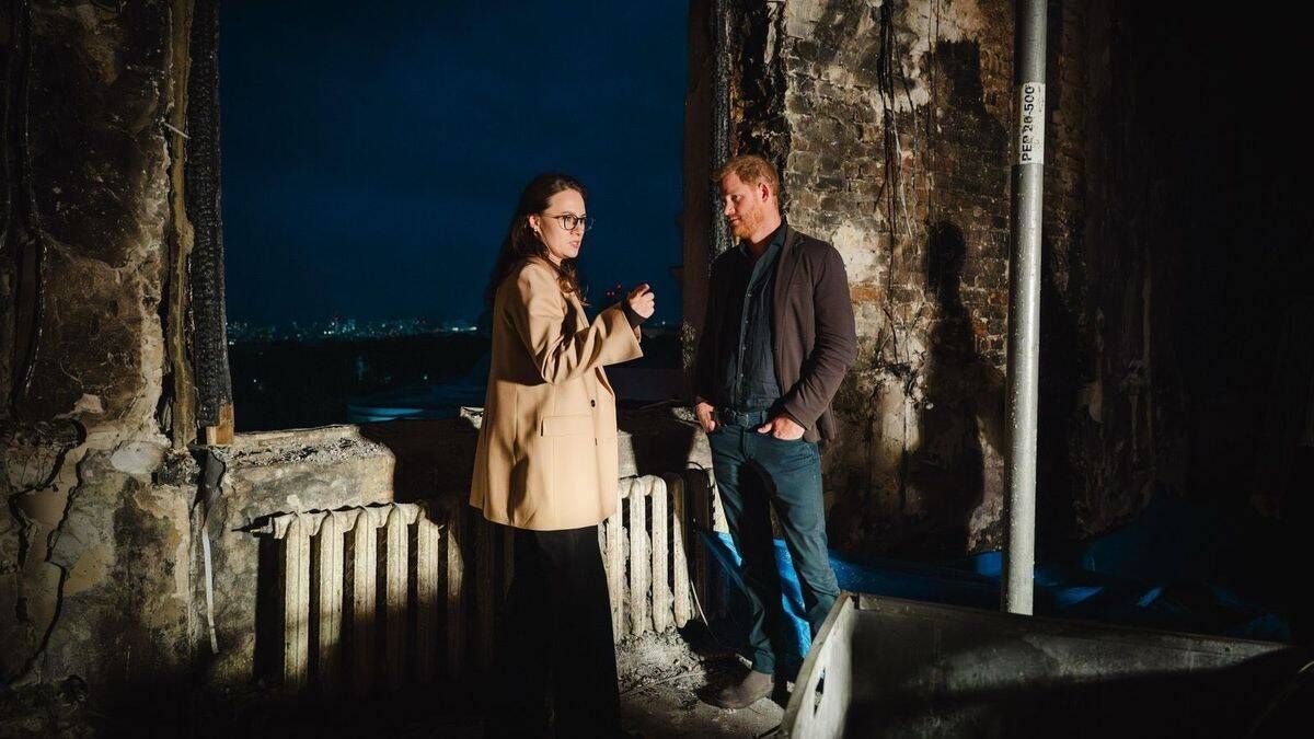 Принц Гаррі в Києві: вшанував жертв атак РФ і зустрівся з ветеранами Юлія Свириденко і принц Гаррі стоять на фоні зруйнованого приміщення