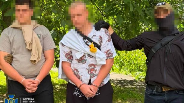 26-річного киянина затримали за спробу підпалити електрокар у Дарницькому районі Співробітники СБУ затримали двох безробітних киян, які активували 76 терміналів Starlink для ФСБ Росії
