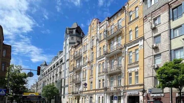 Площа Українських Героїв: виставка про пілотів ЗСУ — до 15 липня Фасад прибуткового будинку на Великій Житомирській 18 у Києві, зведеного у 1897–1898 роках