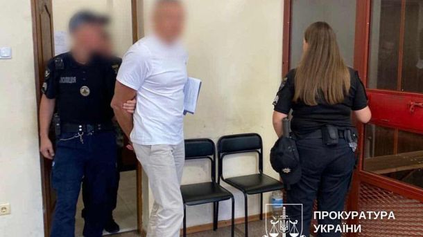Ексрегіонала Юрія Іванющенка оголосили в розшук за махінації із землею на 160 млн Затримання підозрюваного в приміщенні прокуратури Києва, правозахисні органи та поліція забезпечують порядок.