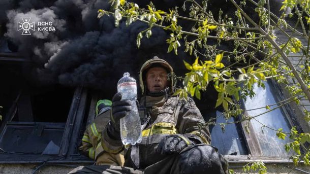 Зброя проти натовпу на Ливарській: що каже закон Рятувальник ДСНС у захисному спорядженні сидить на підвіконні після ліквідації пожежі у складській будівлі в Голосіївському районі Києва, на тлі чорного диму
