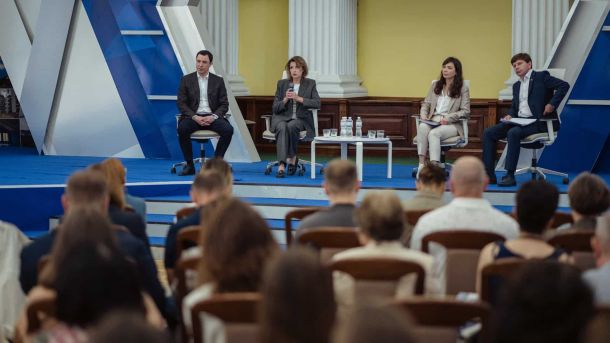 Начальницю управління освіти РДА Києва підозрюють у неподанні декларації Учасники круглого столу «Доступна онкологічна допомога в місті Києві» у Колонній залі Київської міської ради