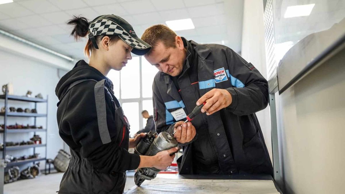 У Борисполі відкрили Bosch Junior Academy — хаб для підготовки молоді до технічних професій Викладач навчає студентку ремонту автомобільного агрегата