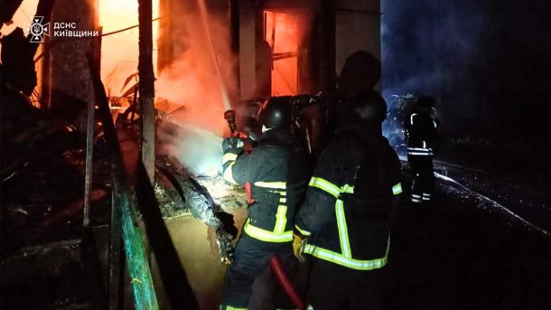 Буча під обстрілом: 50-річного чоловіка поранило уламками три пожежника біля палаючої будівлі