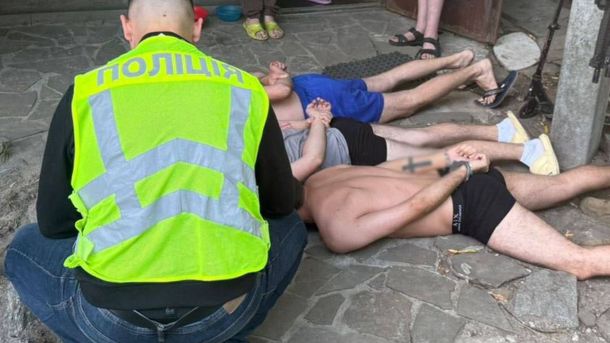 Заступника начальника Деснянського КП ШЕУ підозрюють у розтраті 1,2 млн грн У Києві затримали наркобанду з кокаїном: заробляли 500 тис д