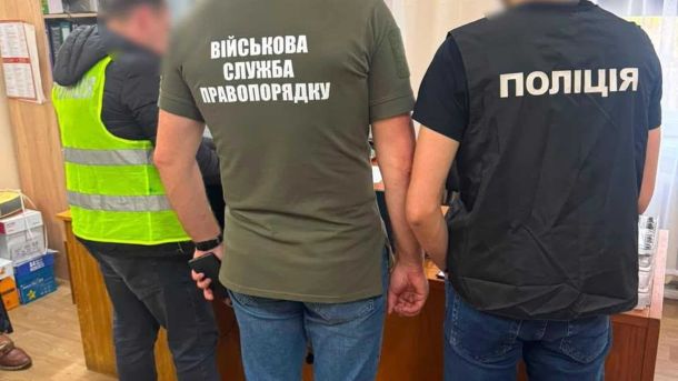 Заступника начальника штабу ВЧ на Київщині викрили на хабарі 9000 доларів Поліція Київщини затримала заступника начальника штабу ВЧ, який брав хабарі по $4500 за фіктивне бронювання від мобілізації