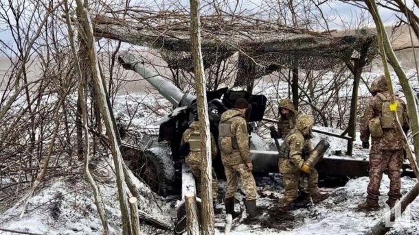 Росія втратила 1130 окупантів і 654 дрони за добу Українські військові ведуть вогонь із гармати