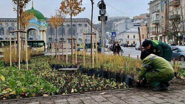 Тричі перекривали бульвар Шевченка: люди з інвалідністю вимагають наземний перехід біля Університету Фахівці висаджують рослини у сквері на Контрактовій площі