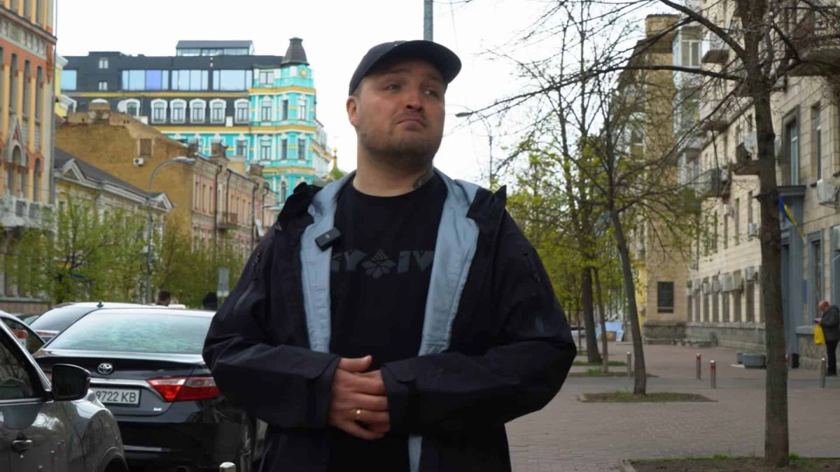 Київський Акрополь: як виглядало Місто Володимира понад тисячу років тому Блогер Степанець (Stalker Tour) на вулиці Володимирській у Києві під час відеопрогулянки по Місту Володимира — Київському Дитинцю