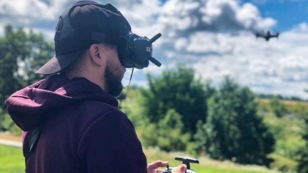 У Києві відновили рух 11 тролейбусів після збою: 5 маршрутів не відновили Оператор безпілотного літального апарату під час навчання з керування дронами в Україні