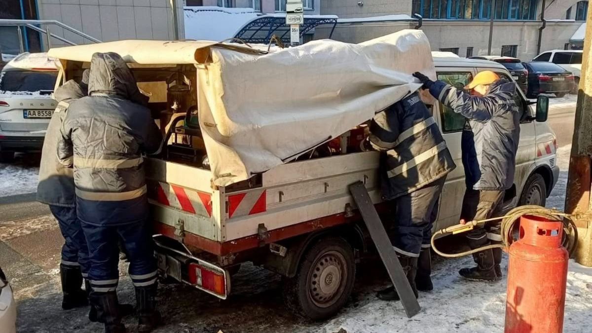 6 бригад із Львова відновлюють тепло у Києві Працівники Львівводокалу готують обладнання для роботи
