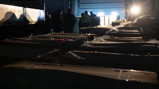 Чому у сусідів є світло, а у вас ні: ДТЕК пояснив Генератори і люди у складському приміщенні