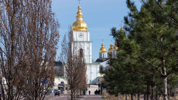 18 годин світла: Київ змінює правила для будинків без опалення Дзвіниця Софійського собору в Києві