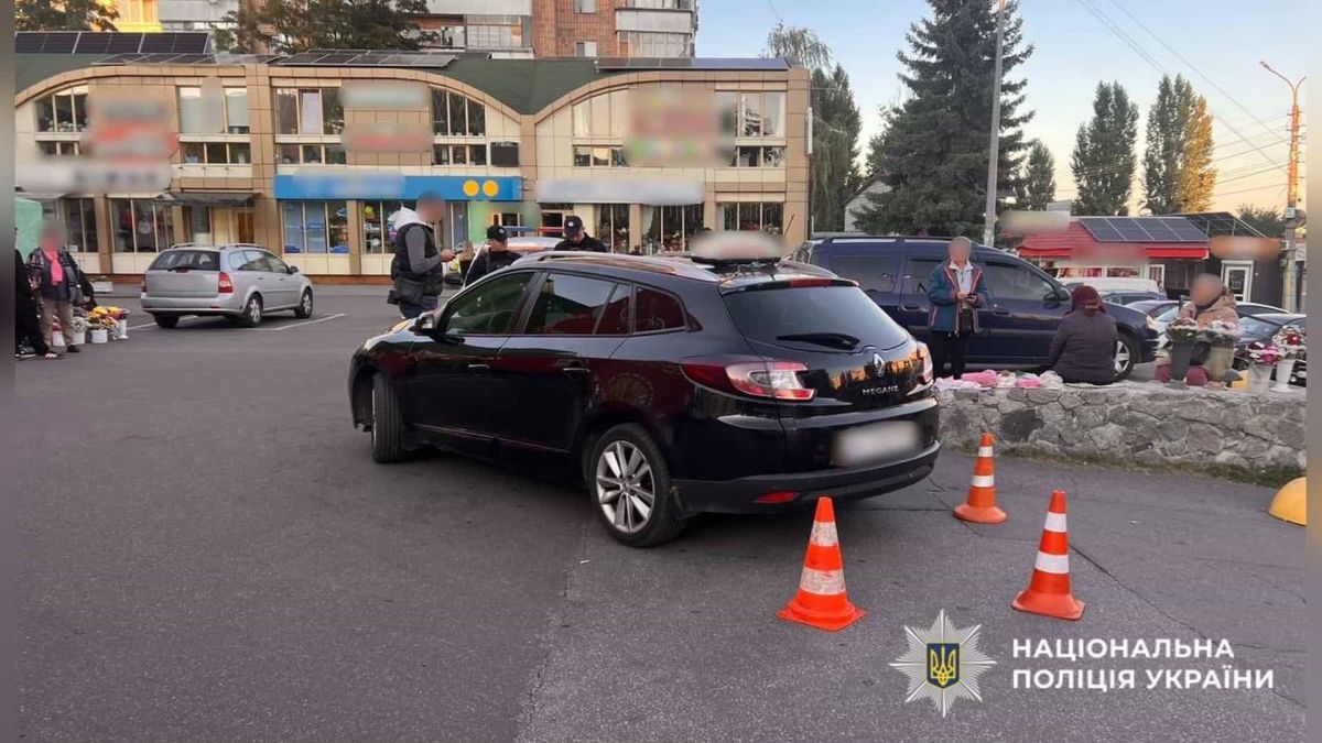 68-річну пішохідку збив Renault Megane в Обухові на Київщині Місце ДТП біля магазину в Обухові, де 58-річний водій Renault Megane збив 68-річну пішохідку