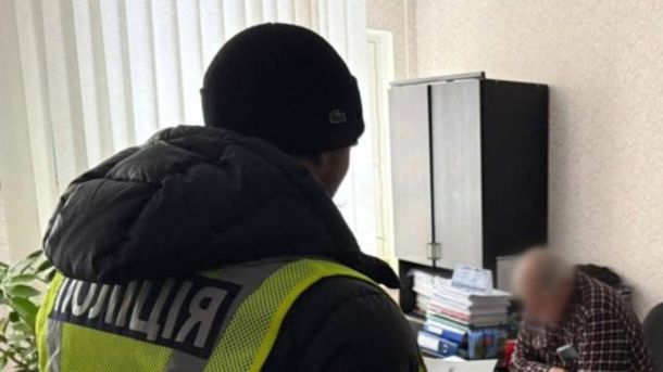 Тиждень у Києві: 8 тривог, 1200 дронів для бригади та дистанційне навчання Поліцейський у жовтому жилеті з написом Поліція в кабінеті навпроти підозрюваного директора інтернату з розмитим обличчям