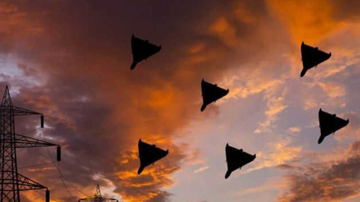 Як європейська «стіна дронів» захистить кордони НАТО: чому залучають українські технології П'ять «шахедів» у повітрі на низькій висоті. Зображення Сил оборони