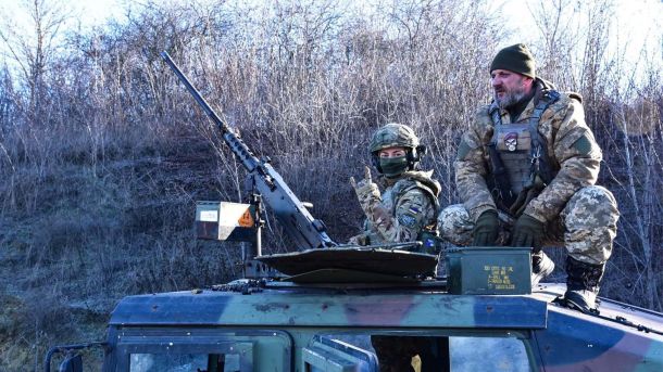 Київщину накриє туман і ожеледиця 28 січня: видимість 200 метрів Два військові на броньованій машині