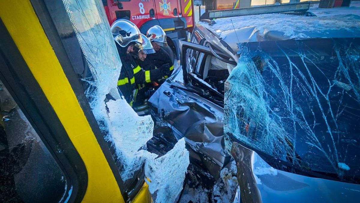 На Білоцерківщині Jeep зіткнувся зі шкільним автобусом Рятувальники ДСНС у касках деблокують постраждалого з деформованого Jeep, що зіткнувся з жовтим шкільним автобусом, на задньому плані пожежний автомобіль ДСНС