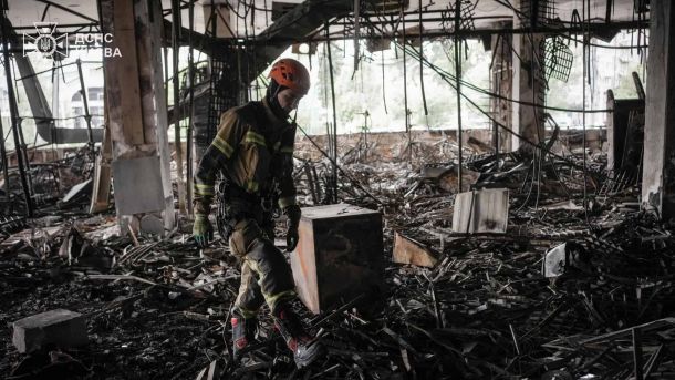 Аварія на Білицькій: вулицю перекрили через витік води Рятувальник ДСНС Києва в помаранчевій касці розбирає завали у повністю знищеній пожежею будівлі після ворожого обстрілу