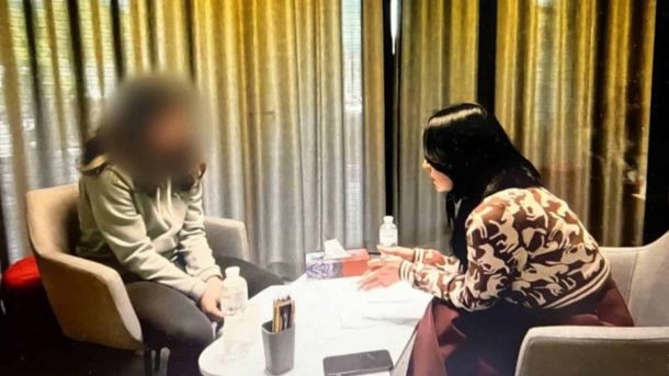 На Київщині судитимуть чиновницю управління освіти за зловживання під час будівництва укриття Жінка веде розмову з дівчиною у світлій кофті