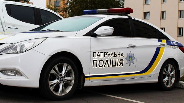 Благодійний концерт SadSvit у Києві 29 травня: всі кошти — на Сили Оборони Автомобіль патрульної поліції України з написом Patrol Police та жовто-синіми смугами