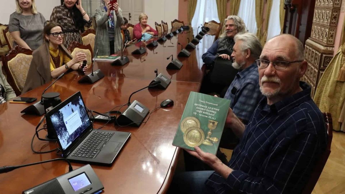 У Софії Київській вийшла перша книга про скарбницю собору Презентація наукової монографії про велику ризницю Софійського собору в Національному заповіднику Софія Київська