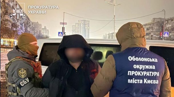 Суд скасував зупинку справи про Садибу Дмитрієва — забудовника можуть позбавити інших будівель Правоохоронці тримають за руки затриманого