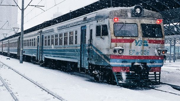 Укрзалізниця: затримано поїзди №66 Київ — Суми та №114 Ужгород — Харків Потяг Укрзалізниці під час снігопаду