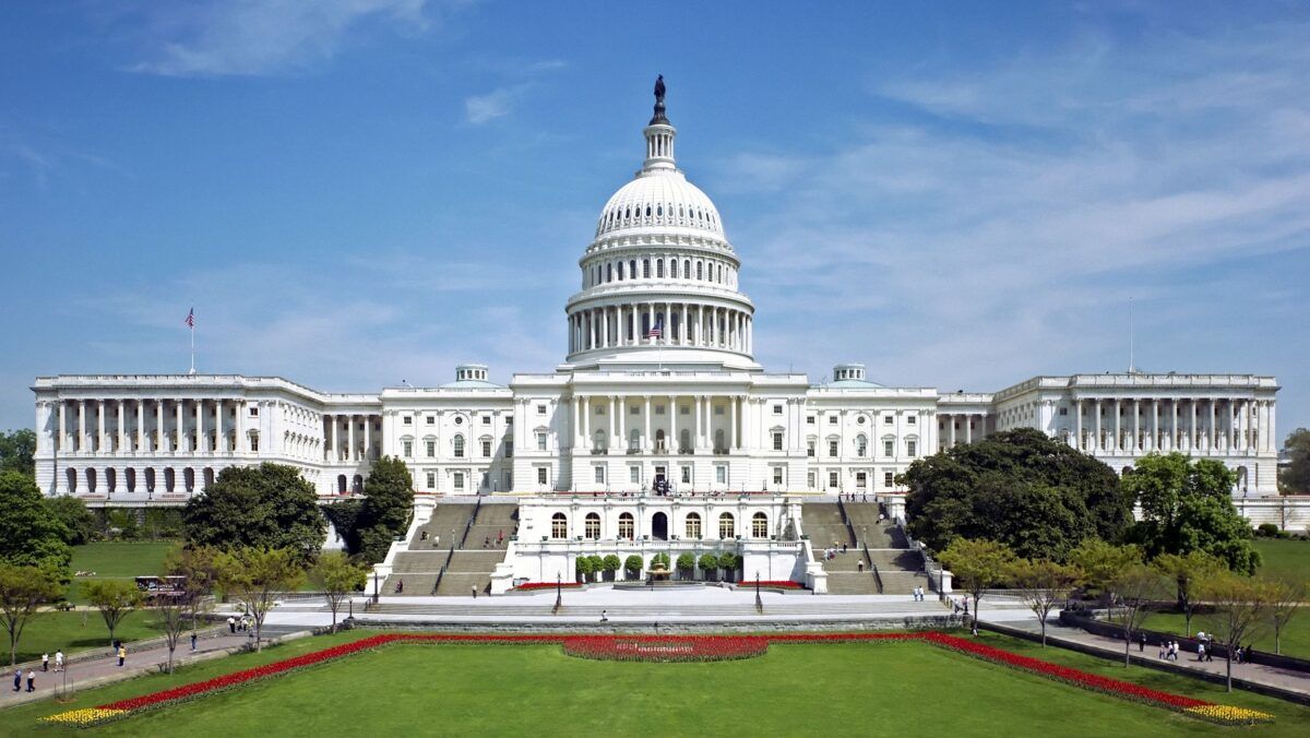 Bloomberg: Сенат США пропонує нові жорсткі санкції проти Росії — 500% тариф на нафту для країн, що співпрацюють з Кремлем Капітолій — місцеперебування Конгресу США