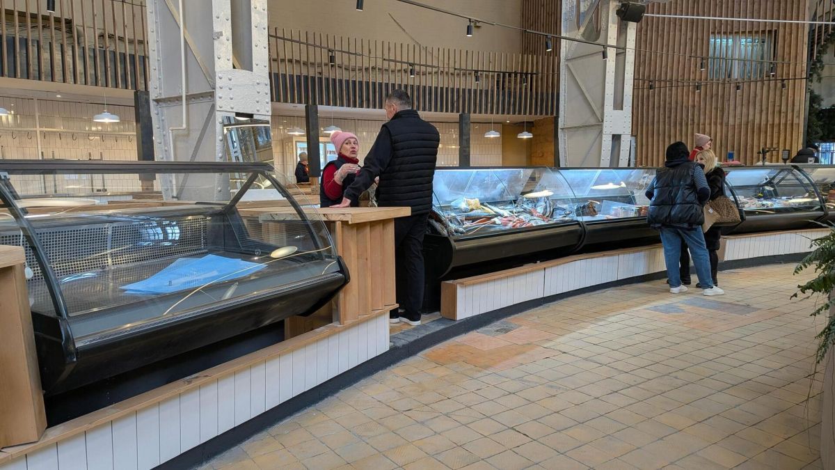 Бессарабський ринок готується до відкриття: який має вигляд (фото, відео) Прилавки заповнюють товаром на Бессарбському ринку