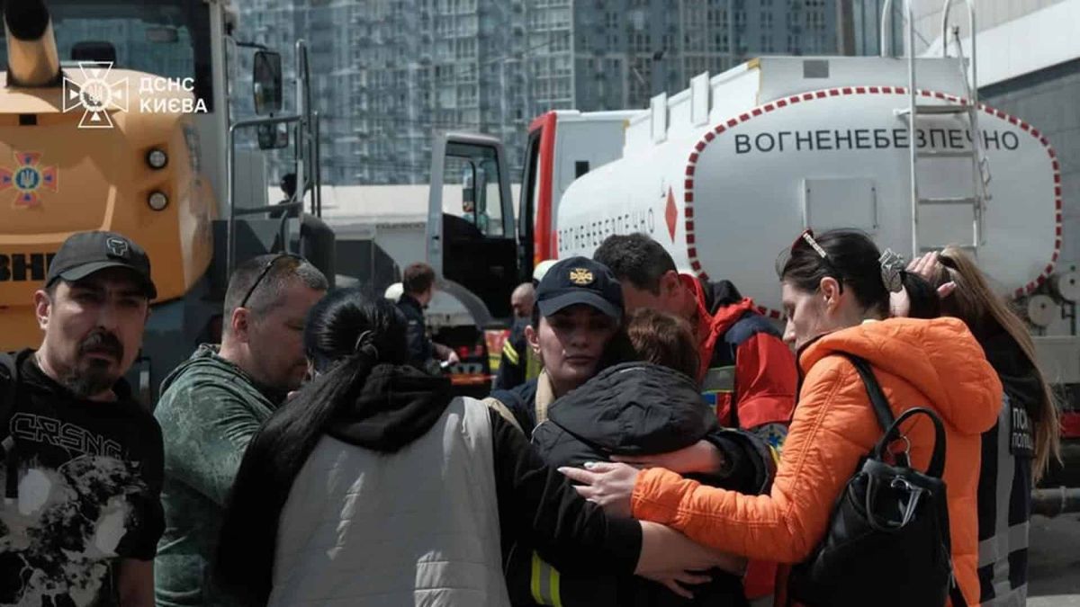 Атака на Київ: 8 загиблих, серед них 12-річна дівчинка, 43 постраждалих Рятувальник ДСНС у формі обіймає постраждалу людину на місці роботи рятувальників після масованої ракетної атаки на Київ 14 травня 2026 року — психологічна підтримка жертв обстрілу