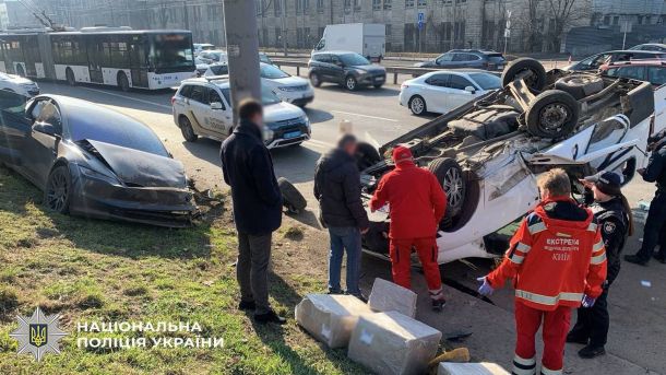 ДТП на Берестейському: троє постраждалих після зіткнення Tesla з Peugeot ДТП на Берестейському: троє постраждалих після зіткнення Tes